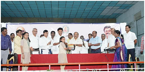 அஞ்சலக சேமிப்பு கணக்கு திட்டம் மற்றும் ஆதார் பதிவு மைய திட்டத்தை பள்ளிக் கல்வி அமைச்சர் அன்பில் மகேஸ் பொய்யாமொழி தொடங்கி வைத்தார் உடன் அமைச்சர் தா.மோ.அன்பரசன்