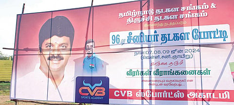 திருச்சி அண்ணா விளையாட்டரங்க வளாகத்தில் அதிமுக முன்னாள் அமைச்சர் சி.விஜயபாஸ்கர் படத்துடன் வைக்கப்பட்டிருந்த பேனர்.