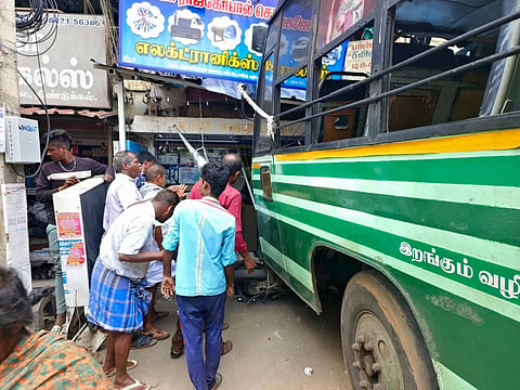 திண்டுக்கல் பேருந்துநிலையம் அருகே கடைக்குள் புகுந்த அரசு பேருந்து.