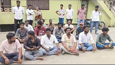 போராட்டம் நடத்தும் சிறுவனின் உறவினர்கள்