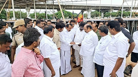 திமுக முப்பெரும் விழாவுக்கான மேடை, பந்தல்கள் அமைத்தல் பணிகளை ஆய்வு செய்த அமைச்சர்கள் எ.வ.வேலு, முத்துசாமி மற்றும் நிர்வாகிகள் உள்ளிட்டோர்.