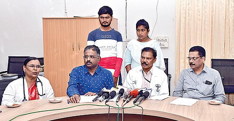 கர்ப்பிணியை காப்பாற்றியது குறித்து செய்தியாளர்களிடம் விளக்கிய  மதுரை அரசு மருத்துவமனை டீன் டாக்டர் தர்மராஜ். படம்: எஸ்.கிருஷ்ணமூர்த்தி