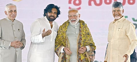 விஜயவாடா அடுத்த கேசரபல்லியில் நேற்று நடைபெற்ற விழாவில் பிரதமர் மோடி முன்னிலையில் முதல்வராக சந்திரபாபு நாயுடு பதவியேற்றுக் கொண்டார். அருகில் ஆளுநர் அப்துல் நசீர், துணை முதல்வர் பவன் கல்யாண். படம்: கேவிஎஸ் கிரி