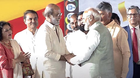 தெலுங்கு தேசம் கட்சியின் தலைவர் சந்திரபாபு நாடு நேற்று 4-வது முறையாக ஆந்திர முதல்வராக பதவியேற்றார். பதவியேற்பு விழாவில் பங்கேற்ற நடிகர் ரஜினிகாந்த், லதா ரஜினிகாந்துடன் பிரதமர் நரேந்திர மோடி உரையாடினார். அருகில் சந்திரபாபு நாயுடு, மகாராஷ்டிர முதல்வர் ஏக்நாத் ஷிண்டே, தேசியவாத காங்கிரஸ் எம்.பி. பிரபுல் படேல் உள்ளிட்டோர். படம்: பிடிஐ
