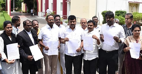 கோவை மாநகர காவல் ஆணையர் அலுவலகத்தில் புகார் அளிக்க வந்த, பாஜக மாநில பொதுச்செயலாளர் ஏ.பி.முருகானந்தம் மற்றும் கட்சி நிர்வாகிகள். படம்: ஜெ.மனோகரன்.