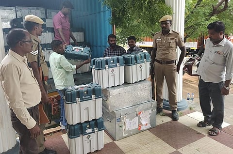 திருக்கோவிலூர் வட்டாட்சியர் அலுவலத்திலிருந்து விக்கிரவாண்டி வட்டாட்சியர் அலுவலகத்திற்கு கொண்டுவரப்பட்ட வாக்குப்பதிவு இயந்திரங்கள் போலீஸார் முன்னிலையில் இறக்கிவைக்கப்படுகிறது.