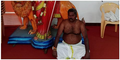 புதுச்சேரி பாஜக தலைமை அலுவலகத்தில் போராட்டத்தில் ஈடுபட்டுள்ள அக்கட்சியின் மாநிலச் செயலாளர் ரத்தினவேல்