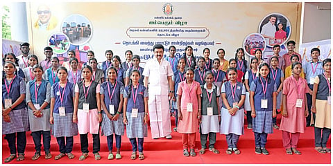 10 மற்றும் 12ஆம் வகுப்பு அரசுப் பொதுத் தேர்வுகளில் தமிழ்ப் பாடத்தில் நூற்றுக்கு நூறு மதிப்பெண்கள் பெற்ற மாணவ, மாணவியர்கள்  உடன் முதல்வர் ஸ்டாலின்