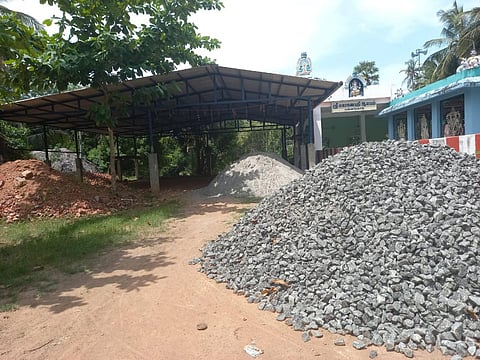 தஞ்சாவூர் மாவட்டம் பட்டுக்கோட்டை அருகே மன்னங்காட்டில் கோயில் அருகில் தற்காலிகமாக செயல்படும் நேரடி நெல் கொள்முதல் நிலைய கட்டிடம்.