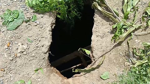 திருப்பத்தூர் அருகே சாலையில் திடீர் பள்ளம்: பண்டகக்குழியாக இருக்கலாம் என தகவல்