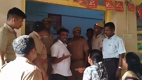 சாதி மறுப்பு திருமணம்: நெல்லையில் மார்க்சிஸ்ட் கம்யூனிஸ்ட் அலுவலகம் சூறை