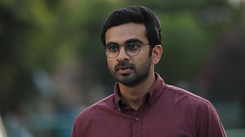 எமக்குத் தொழில் ரொமான்ஸ் படத்தில் உதவி இயக்குநராக அசோக் செல்வன்