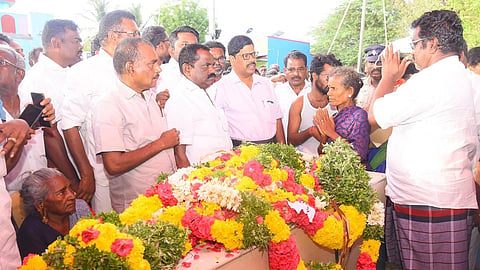 குவைத் தீ விபத்தில் உயிரிழந்த ராமுவின் உடலுக்கு அஞ்சலி செலுத்திய பின் அவரது குடும்பத்தாருக்கு ஆறுதல் கூறிய மாவட்ட வருவாய் அலுவலர்.