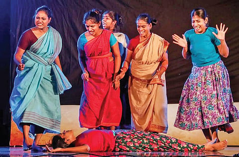 வானவில் பெண்கள்: நாடகம் பார்க்கப் போனவர் நடிகரானார்