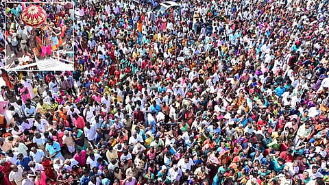 புதுக்கோட்டை மாவட்டம் குளமங்கலம் பெருங்காரையடி மீண்ட அய்யனார் கோயிலில் நேற்று நடைபெற்ற கும்பாபிஷேகத்தைக் காண திரண்ட பல்லாயிரக்கணக்கான பக்தர்கள்.