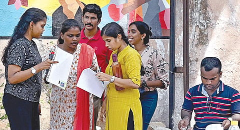 சிவில் சர்வீஸ் முதல் நிலை தேர்வு நாடு முழுவதும் நேற்று நடைபெற்றது. சென்னை எழும்பூரில் உள்ள மாநில பெண்கள் பள்ளியில் தேர்வு எழுத வந்த பட்டதாரிகள்.படம்: எஸ்.சத்தியசீலன்