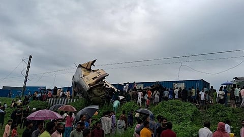 கஞ்சன்ஜங்கா ரயில் விபத்து | குடியரசுத் தலைவர், பிரதமர் இரங்கல்; ரூ.2 லட்சம் நிவாரணம் அறிவிப்பு