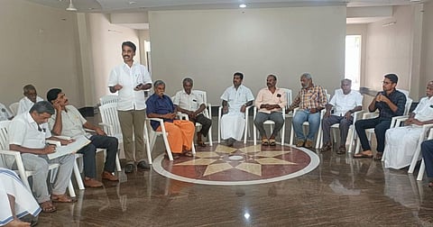 ஆழியாறு புதிய ஆயக்கட்டு பாசன விவசாயிகள் சங்கத்தின் ஆலோசனை கூட்டத்தில் பங்கேற்ற விவசாயிகள்