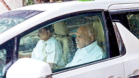 போக்சோ வழக்கு விசாரணையில் ஆஜராக நேற்று பெங்களூருவில் உள்ள சிஐடி போலீஸ் அலுவலகத்துக்குச் செல்கிறார் எடியூரப்பா. படம்:பிடிஐ