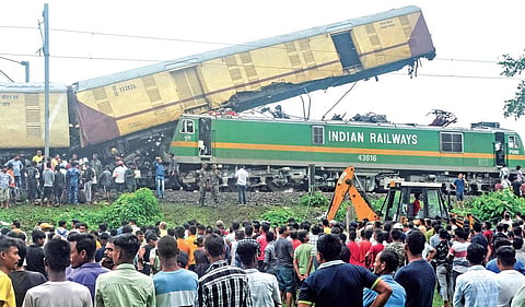 மேற்கு வங்கத்தின் ரங்கப்பானி ரயில் நிலையம் அருகில் கஞ்சன்ஜங்கா எக்ஸ்பிரஸ் ரயில் மீது சரக்கு ரயில் மோதி விபத்துக்குள்ளானது. அங்கு மீட்பு பணிகள் முழுவீச்சில் நடந்து வருகின்றன. சம்பவ இடத்தில் திரண்டிருந்த உள்ளூர் மக்கள்.படம்: ஏஎப்பி