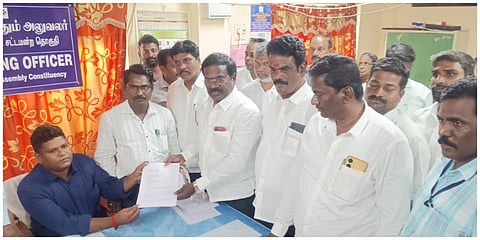 விக்கிரவாண்டி உதவி தேர்தல் நடத்தும் அலுவலர் யுவராஜிடம் பாமக சார்பில் புகார் மனு அளிக்கப்பட்டது.