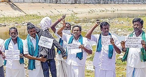 தஞ்சாவூரில் கல்லணைக் கால்வாயில் இறங்கி நேற்று போராட்டத்தில் ஈடுபட்ட தமிழக விவசாய சங்கங்களின் கூட்டு இயக்கத்தினர். படம்: ஆர்.வெங்கடேஷ்