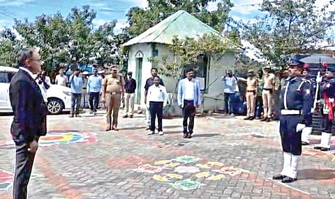 குன்னூரில் நடைபெற்ற, சட்டத்துக்குப் புறம்பான நடவடிக்கைகள் தடுப்பு தீர்ப்பாய அமர்வில் பங்கேற்ற டெல்லி உயர் நீதிமன்ற நீதிபதி புருசைந்திர குமார் கவுரவ்,  காவல் துறை அணிவகுப்பு மரியாதையை ஏற்றுக்கொண்டார்.