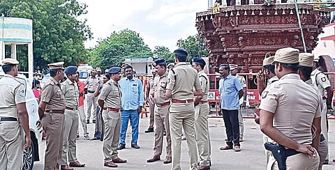 கண்டதேவி சொர்ணமூர்த்தீஸ்வரர் கோயிலில் பாதுகாப்பு ஏற்பாடுகளை பார்வையிட்ட கூடுதல் டிஜிபி அருண் உள்ளிட்டோர்.