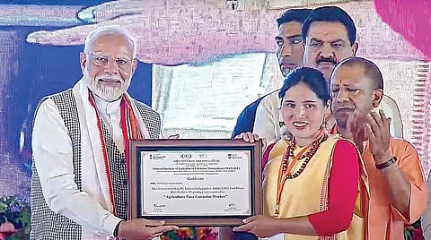 உத்தர பிரதேச மாநிலம் வாராணசியில் நேற்று நடந்த விவசாயிகள் மாநாட்டில், 30 ஆயிரம் சுயஉதவி குழு பெண்களுக்கு ‘விவசாய தோழிகள்’ திட்ட சான்றிதழை பிரதமர் மோடி வழங்கினார். உடன், முதல்வர் யோகி ஆதித்யநாத்.படம்: பிடிஐ