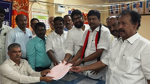 விக்கிரவாண்டி  வட்டாட்சியர் அலுவலகத்தில் திமுக வேட்பாளர் அன்னியூர் சிவா  உதவி தேர்தல் நடத்தும் அலுவலர் சந்திரசேகரனிடம் வேட்புமனு தாக்கல் செய்தார். 