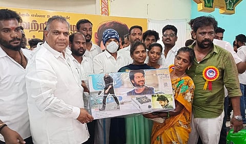 கல்பாக்கத்தில், தமிழக வெற்றிக் கழகம் கட்சி சார்பில் நடிகர் விஜயின் 50-வது பிறந்தநாளை முன்னிட்டு நடைபெற்ற நலத்திட்ட உதவிகள் வழங்கும் நிகழ்ச்சி.