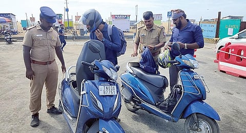‘ சாகர் கவாச்’ என்ற பாதுகாப்பு ஒத்திகையையொட்டி மெரினா கடற்கரை
பகுதியில் நேற்று சோதனை மேற்கொண்ட போலீஸார்.