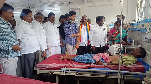 விழுப்புரம் அரசு மருத்துவக் கல்லுாரி மருத்துவமனையில் கள்ளச்சாரயம் குடித்து  சிகிச்சை பெறுபவர்களை விக்கிரவாண்டி தொகுதி பாமக வேட்பாளர் அன்புமணி, வழக்கறிஞர் பாலு நேரில் சந்தித்து ஆறுதல் தெரிவித்தனர்.