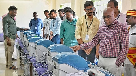 விக்கிரவாண்டி இடைத்தேர்தலுக்கான வாக்குப்பதிவு இயந்திரங்களை மாவட்ட தேர்தல் அலுவலரும், ஆட்சியருமான சி.பழனி ஆய்வு செய்தார் | படம்: எஸ்.எஸ்.குமார்