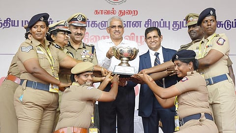 வெற்றி பெற்ற தமிழக அணிக்கு தமிழ்நாடு தலைமை செயலாளர் சிவ்தாஸ் மீனா பரிசுக் கோப்பை வழங்கினார். உடன் சென்னை காவல் ஆணையர் சந்தீப் ராய் ரத்தோர், மத்திய உளவுப்பிரிவு சிறப்பு இயக்குநர் சந்திரசேகர், கூடுதல் டிஜிபிக்கள் பாலநாக தேவி, வனிதா உள்ளிட்டோர் உள்ளனர்.