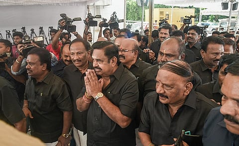 சட்டபேரவை கூட்டத்தில் பங்கேற்க கறுப்பு சட்டை அணிந்து வந்த எதிர்க்கட்சி தலைவர் எடப்பாடி பழனிசாமி உள்ளிட்ட அதிமுக எம்.எல்.ஏ.,க்கள். | படங்கள்: எஸ்.சத்தியசீலன்