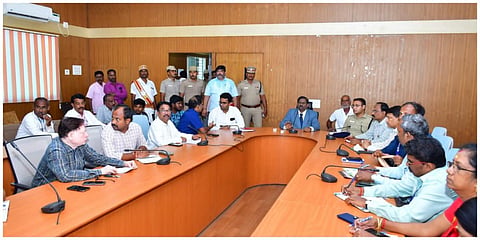 ஒரு நபர் ஆணையத் தலைவரான ஓய்வுபெற்ற நீதிபதி கோகுல்தாஸ் கள்ளக்குறிச்சி ஆட்சியர் அலுவலகத்தில் அதிகாரிகளுடன் ஆலோசனை நடத்தினார்.