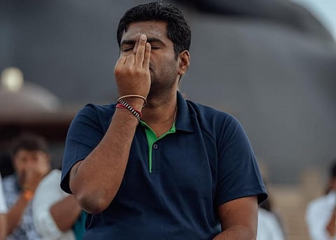 கோவை ஈஷா வளாகத்தில் அமைந்துள்ள ஆதியோகி சிலை முன் யோகா பயிற்சியில் ஈடுபட்ட அண்ணாமலை.