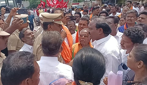 பாஜகவினர் போராட்டம்