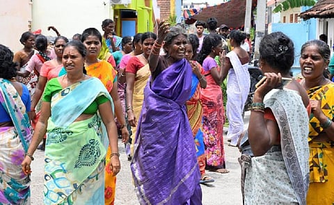 கவலையும் கொந்தளிப்புமாக கள்ளக்குறிச்சி மக்கள் | படம்: எஸ்.எஸ்.குமார்