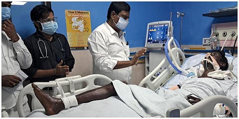 கள்ளச் சாராயம் அருந்தி புதுச்சேரி ஜிப்மர் மருத்துவமனையில் சிகிச்சைப் பெற்று வருபவர்கள அம்மாநில அதிமுக செயலாளர் அன்பழகன் சந்தித்து ஆறுதல் கூறினார்.