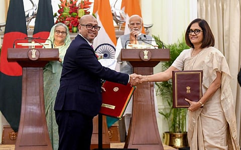 இந்தியா - வங்கதேசம் இடையே சுகாதாரம், மீன்பிடி தொழில் உள்பட 10 ஒப்பந்தங்கள் நிறைவேற்றம்