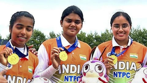 தங்கம் வென்ற இந்திய மகளிர் அணியினர்.