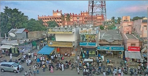 படத்தில் நீங்கள் பார்ப்பது கள்ளக்குறிச்சி நகரின் பிரதான சாலை. சாலையைத் தொடர்ந்து பல்வேறு கட்டிடங்களுக்கு நடுவில் உயர்ந்த கட்டிடமாக மாவட்ட நீதிமன்ற வளாகக் கட்டிடம் காட்சியளிக்கிறது. இதன் அருகிலேயே கள்ளச் சாராய விற்பனை கொடி கட்டி பறந்திருக்கிறது. படம்: எம்.சாம்ராஜ்