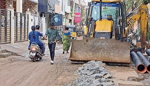 சூளைமேடு திருவள்ளுவர்புரம் 1-வது தெருவில் மந்தகதியில் நடைபெறும் கழிவுநீர் குழாய் பதிக்கும் பணி. படம்: டி.செல்வகுமார்.