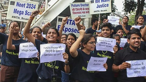 நாடு முழுவதும் நடக்க இருந்த முதுநிலை நீட் தேர்வு திடீர் தள்ளிவைப்பு