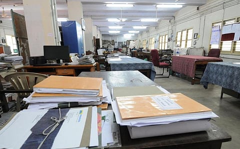 மத்திய அரசு ஊழியர்கள் காலை 9.15 மணிக்குள் அலுவலகம் வர வேண்டும்: தாமதமானால் அரை நாள் விடுப்பு என எச்சரிக்கை