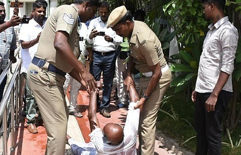 கோவை ஆட்சியர் அலுவலகத்தில் முதியவர் தற்கொலை முயற்சி 