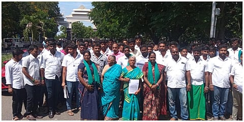 நாமக்கல்  ஆட்சியர் அலுவலகத்தில் மனு அளித்த யுவராஜின் தாயார் ரத்தினம்.