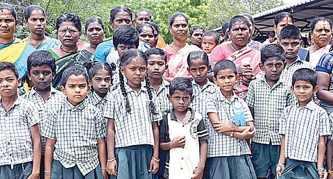 தூத்துக்குடியில் மாவட்ட ஆட்சியர் அலுவலகத்துக்கு தங்கள் பெற்றோருடன் மனு அளிக்க வந்த கீழவேலாயுதபுரத்தைச் சேர்ந்த குழந்தைகள். படம்: என்.ராஜேஷ்.